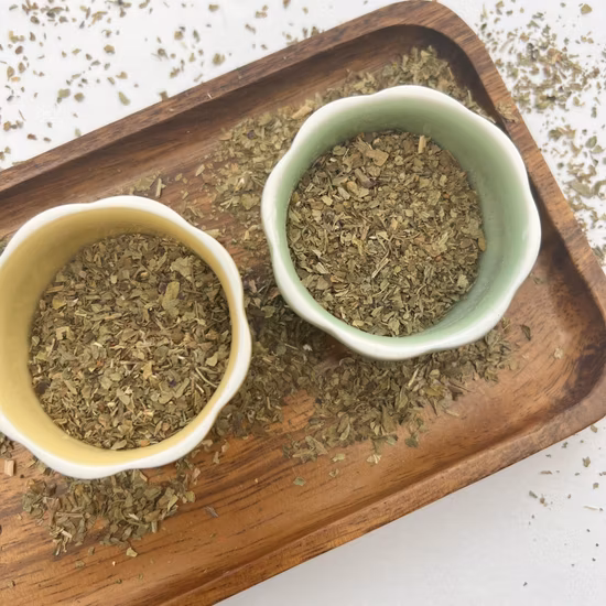 Cosecha de condimentos naturales, clavos secos, especias para cocinar de primera calidad